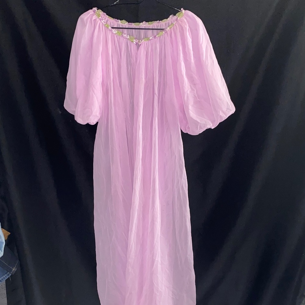 Vintage No brand Made in USA Small ElegantPink Sheer Robe‎ with Floral Accents